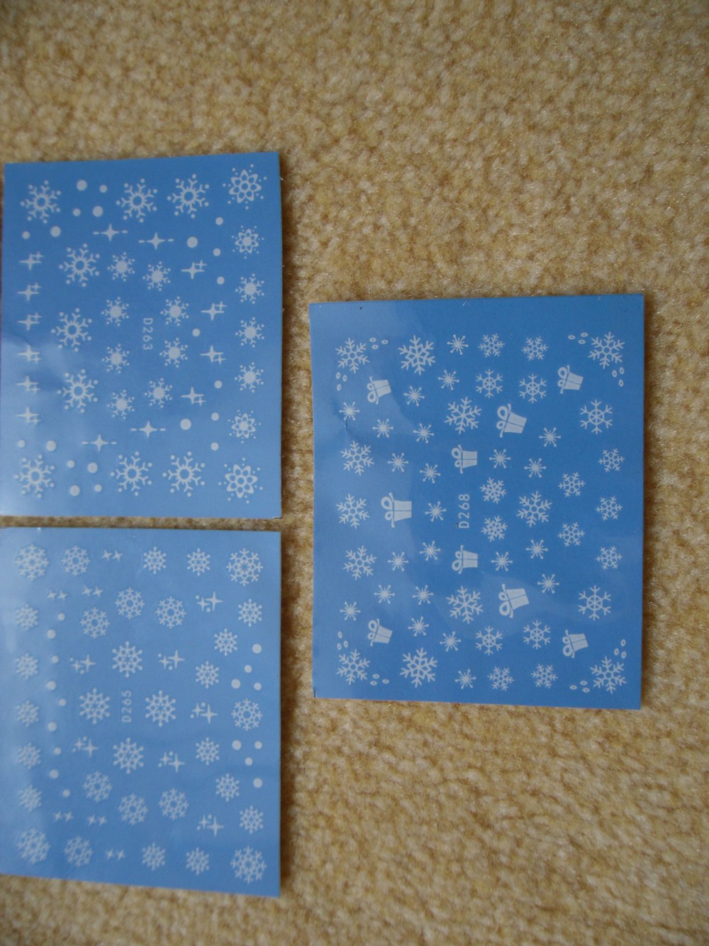 neu und unbenutz mit Schneeflocken, z.T. Engeln und Geschenken pro Bogen 0,20 € 