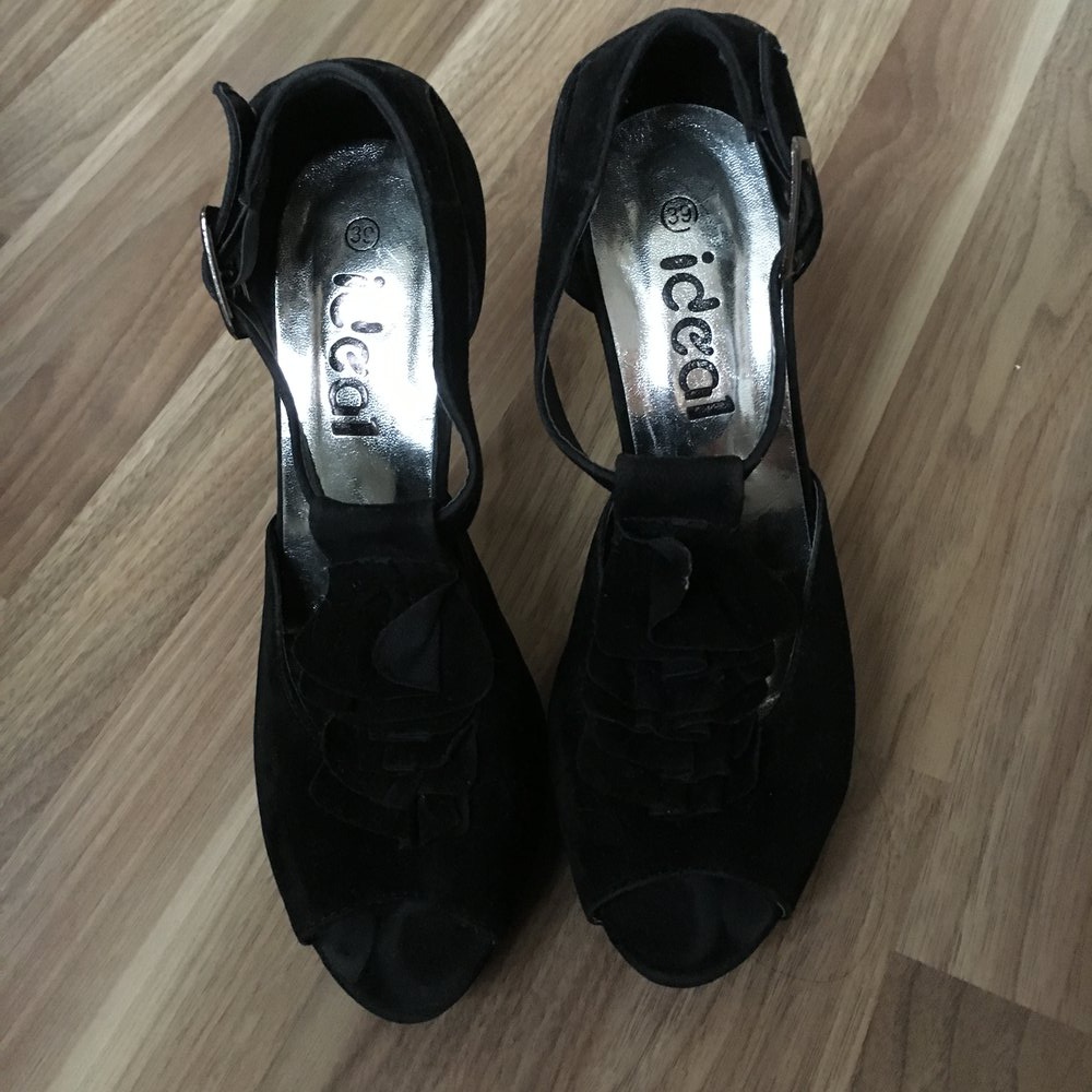 Schwarze Peep-Toes mit Rüschen