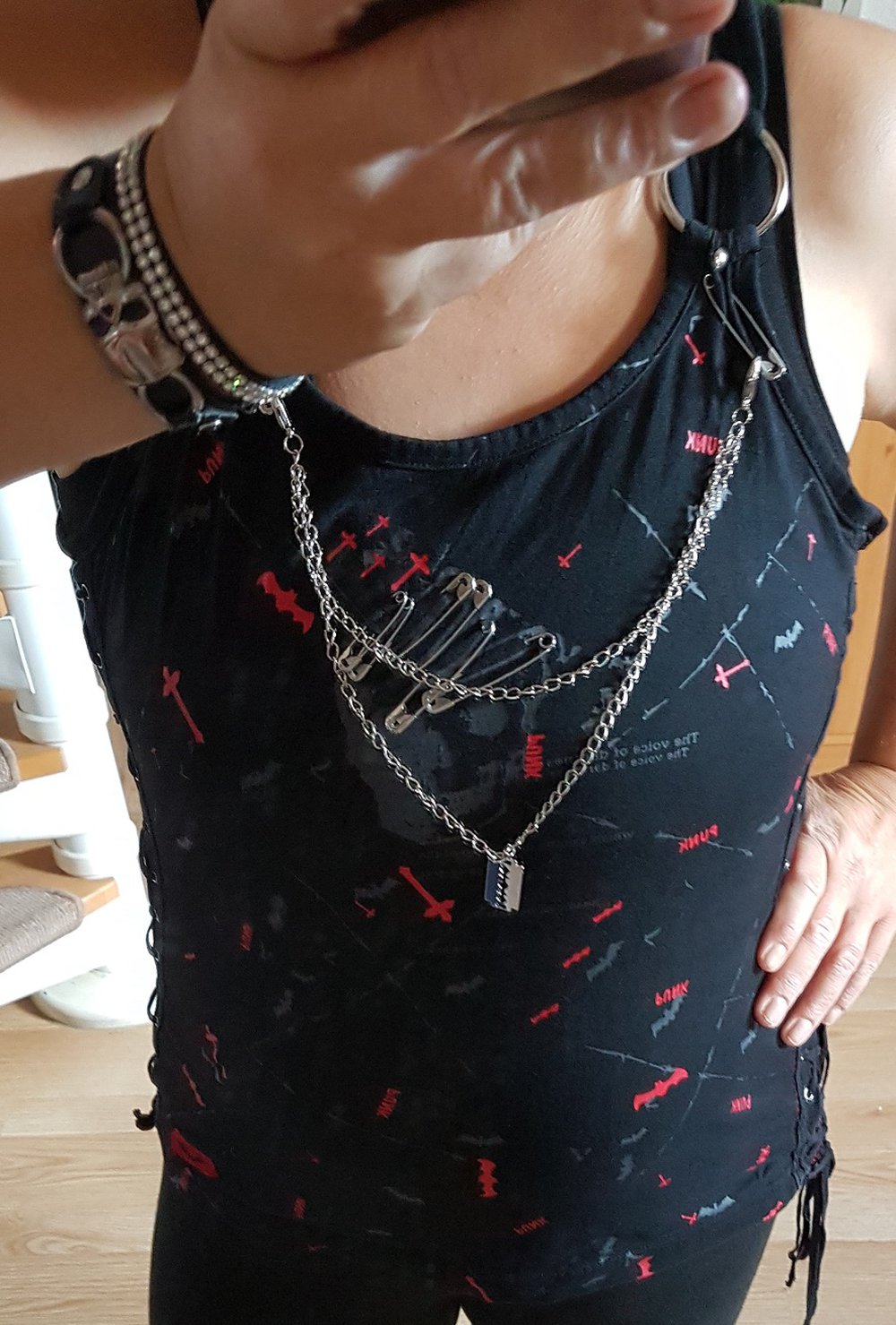 Queen of Darkness Punk Gothic Oberteil Shirt Sicherheitsnadeln