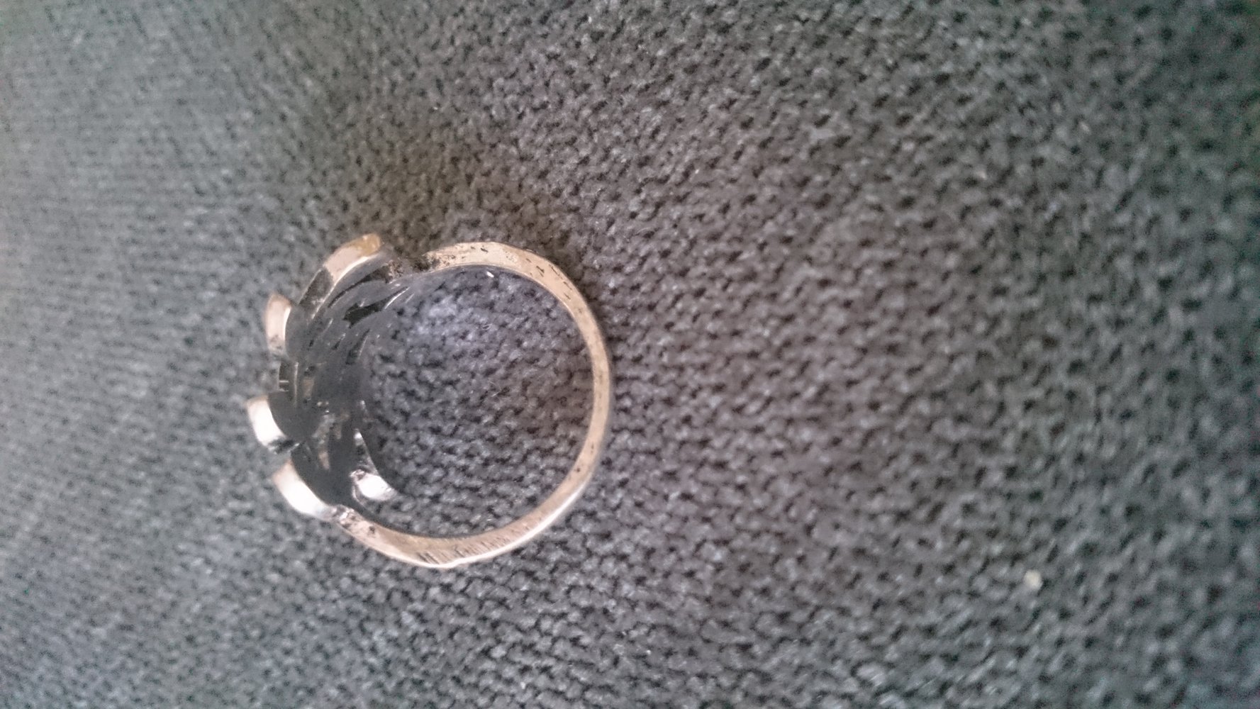 Schöner Ring in Blätterform anthrazit