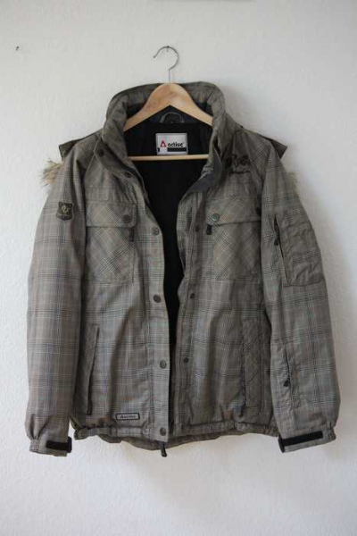 Ski-/ Snowboardjacke mit Fellkapuze