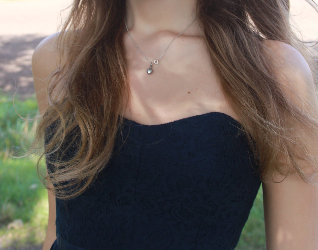 TRAUM Bandeaukleid aus dunkelblauer Baumwollspitze mit versteckten Rocktaschen