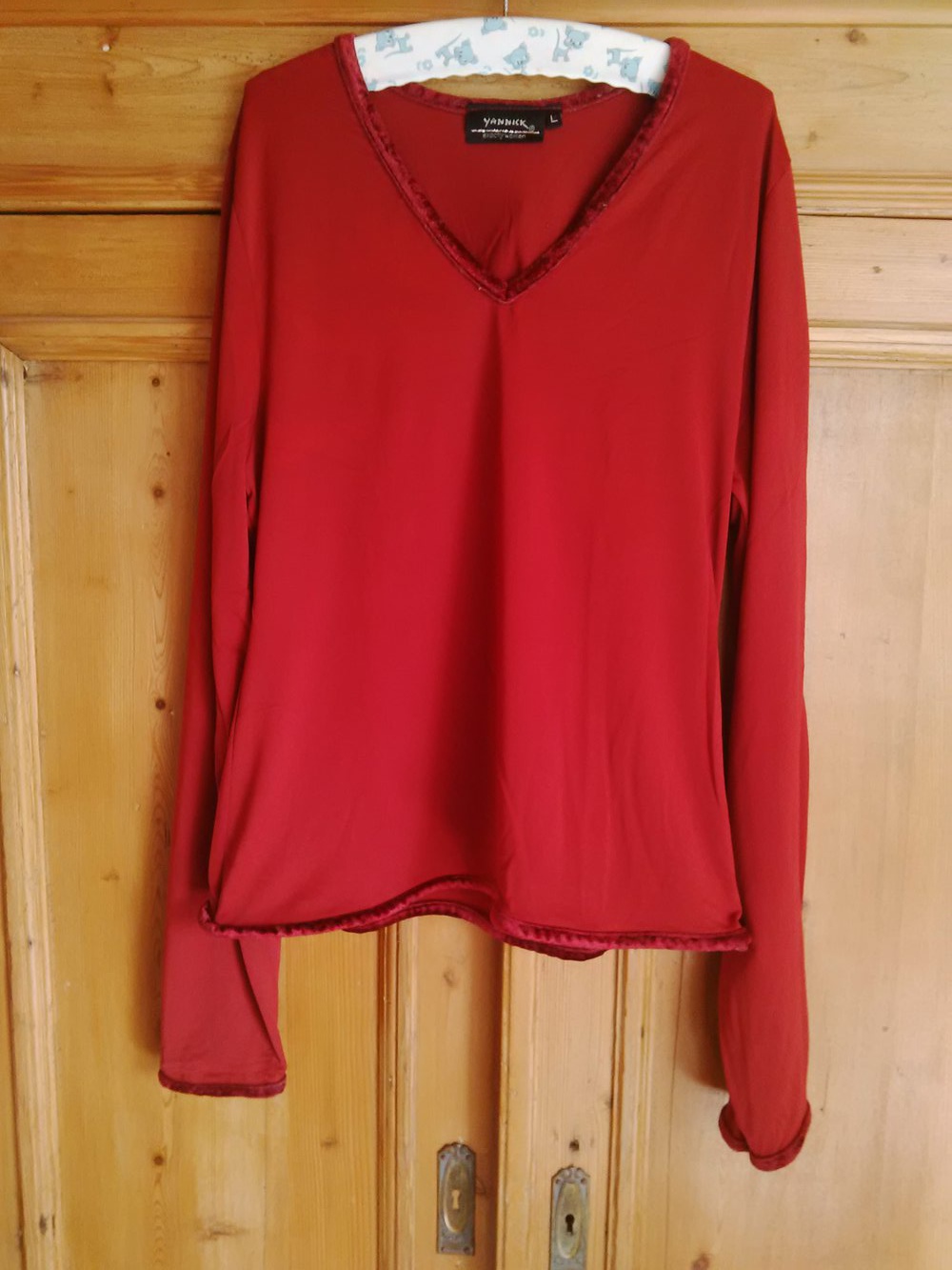 Rotes Langarmshirt mit Samtsäumen 