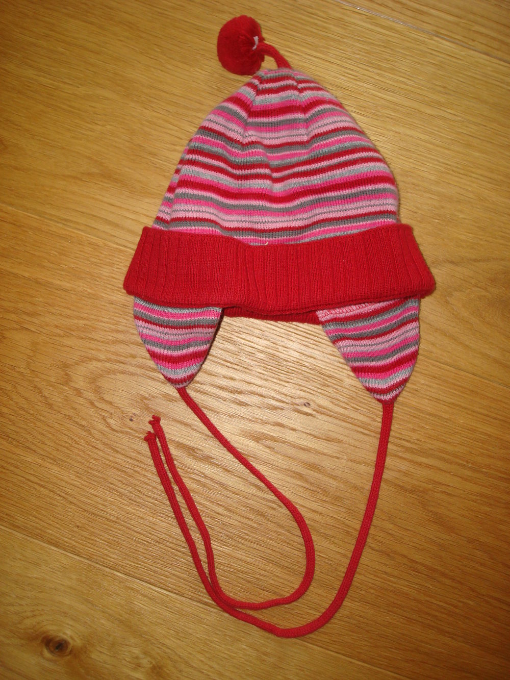 schöne warme Mütze mit Ohrenklappen