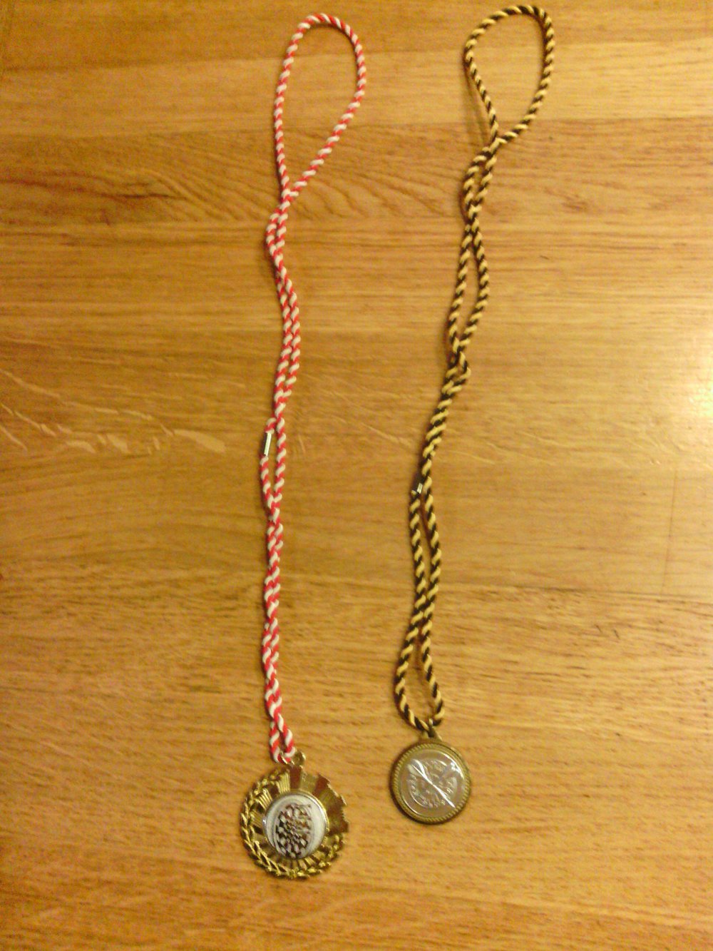 zwei Medaillen gegen Porto zu verschenken