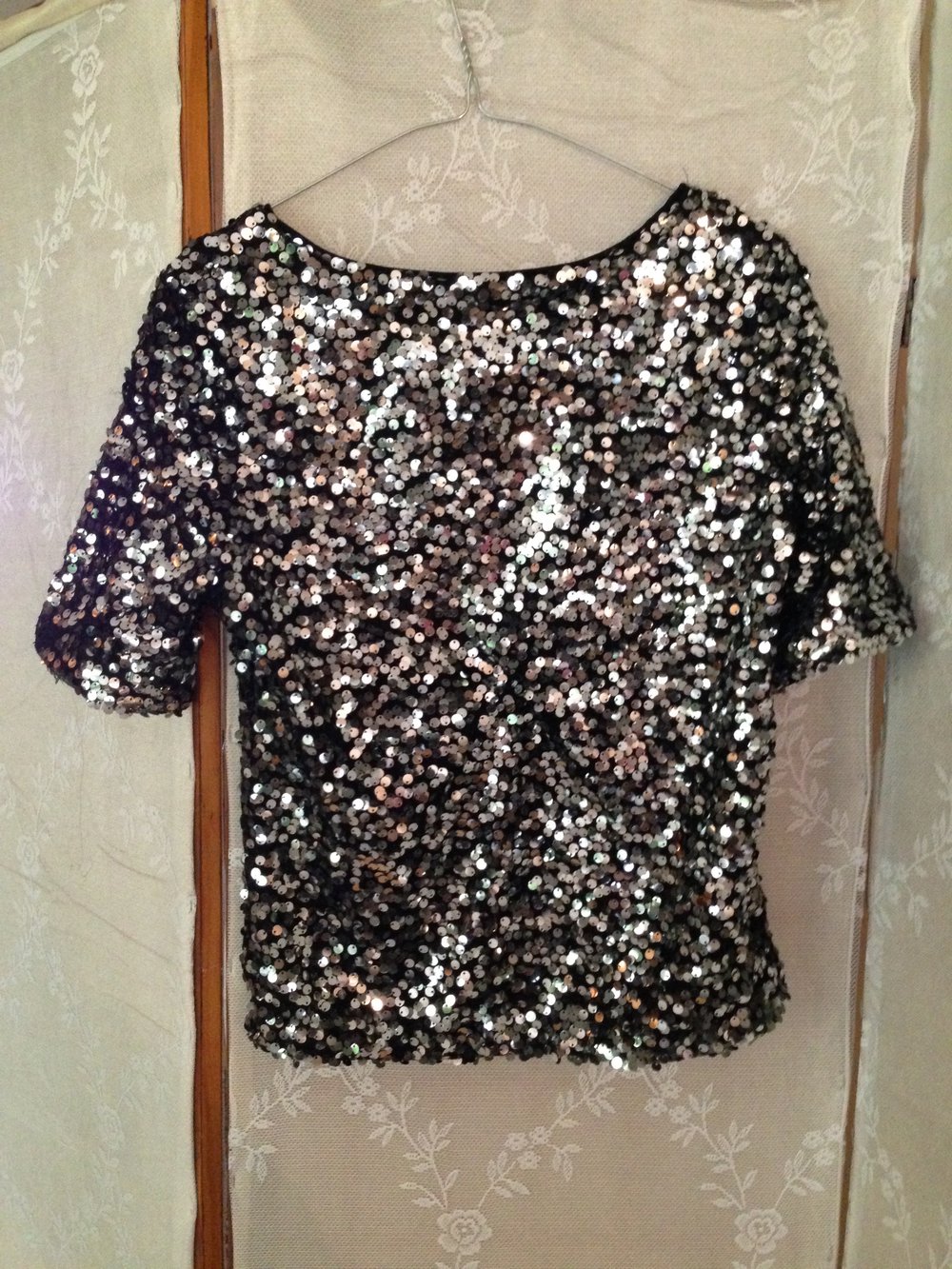 Silbernes Paillettenoberteil für einen glamourösen Auftritt