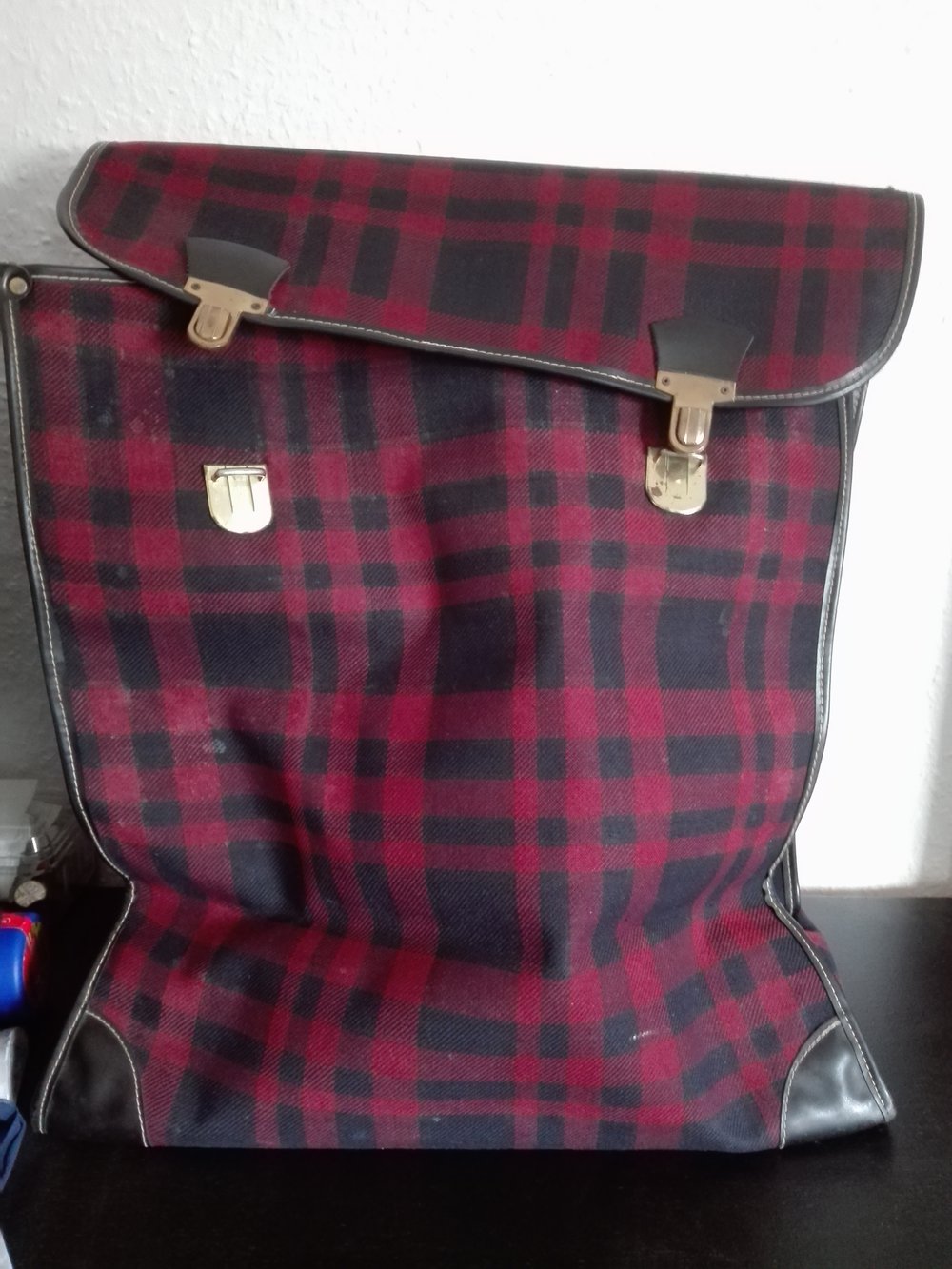 Große Rot-Schwarz karierte Aktentasche
