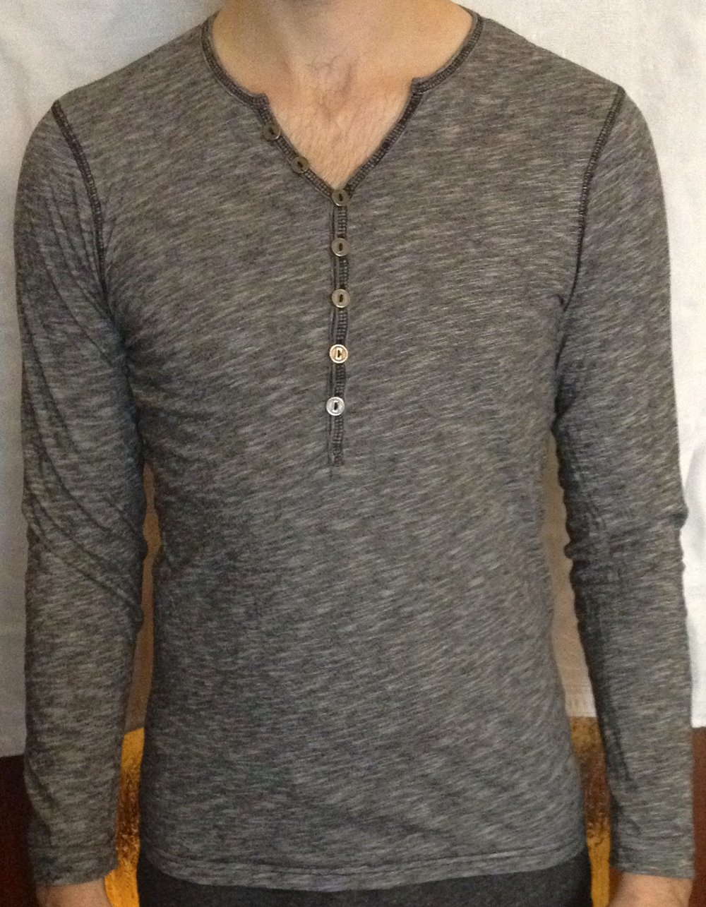 Langärmliges Oberteil mit Knöpfen