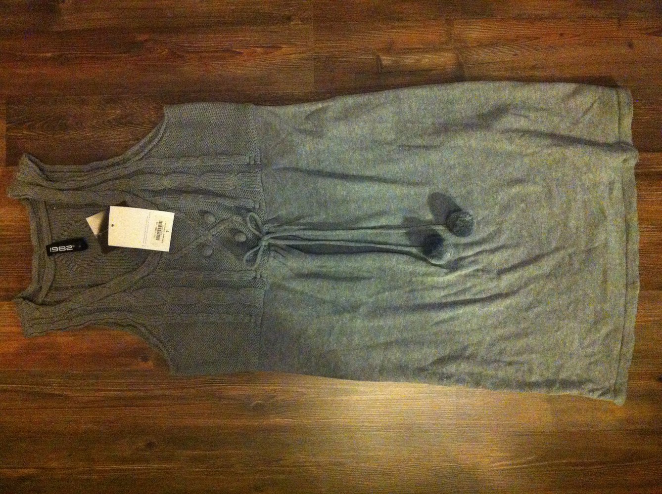 Neues graues Kleid mit Strick 