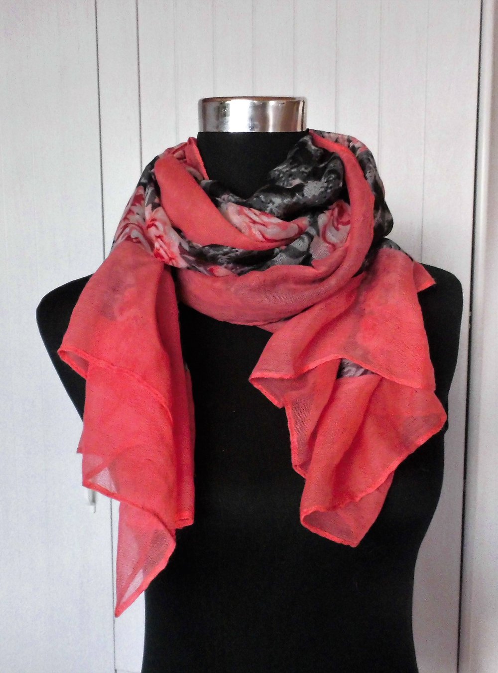 Tuch mit Rosenmuster