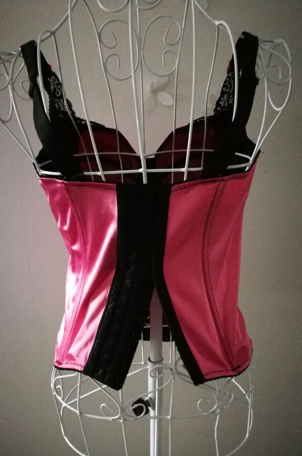 Rosa schwarze Spitzen-Corsage und Korsett