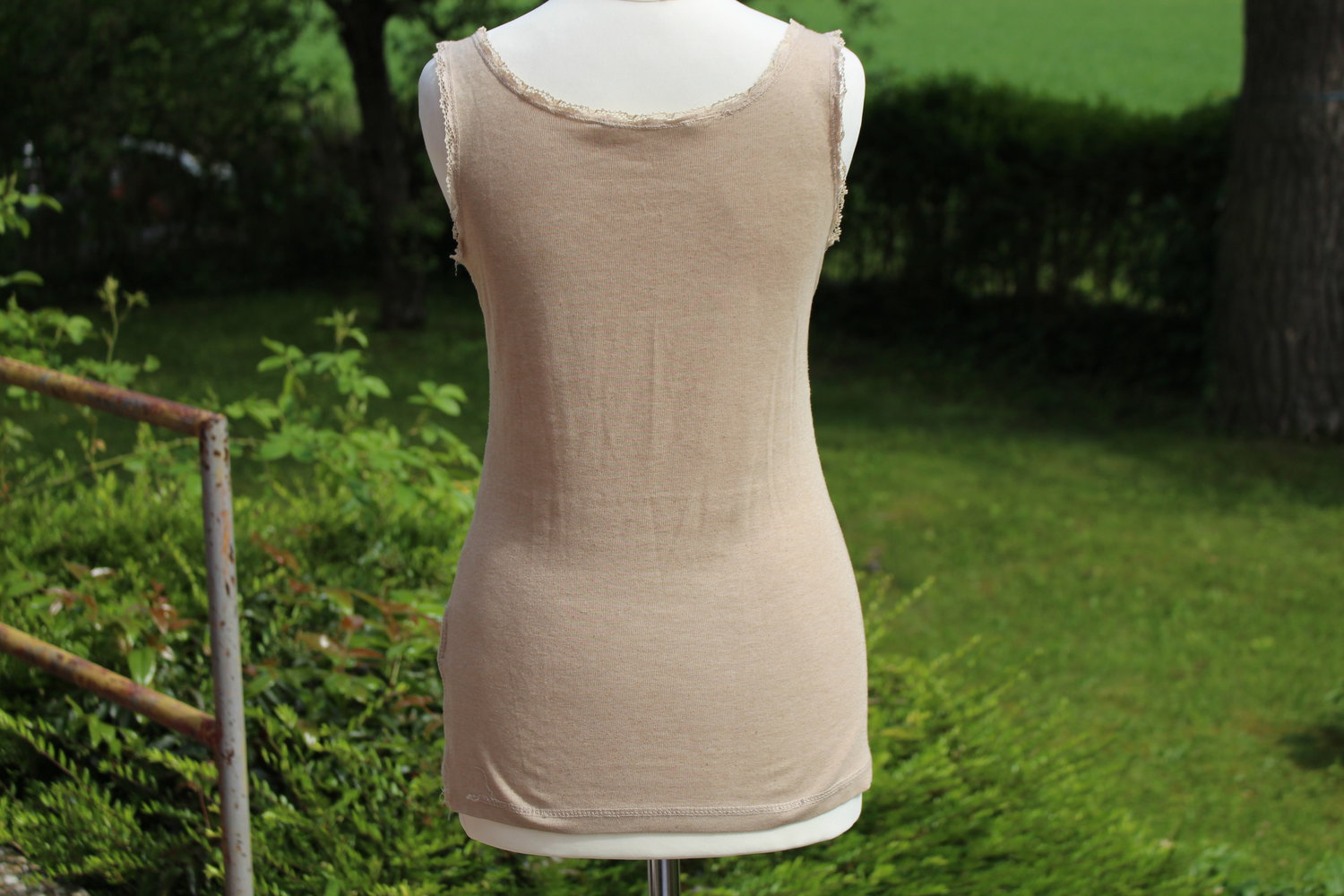 beiges Top mit Rüschen