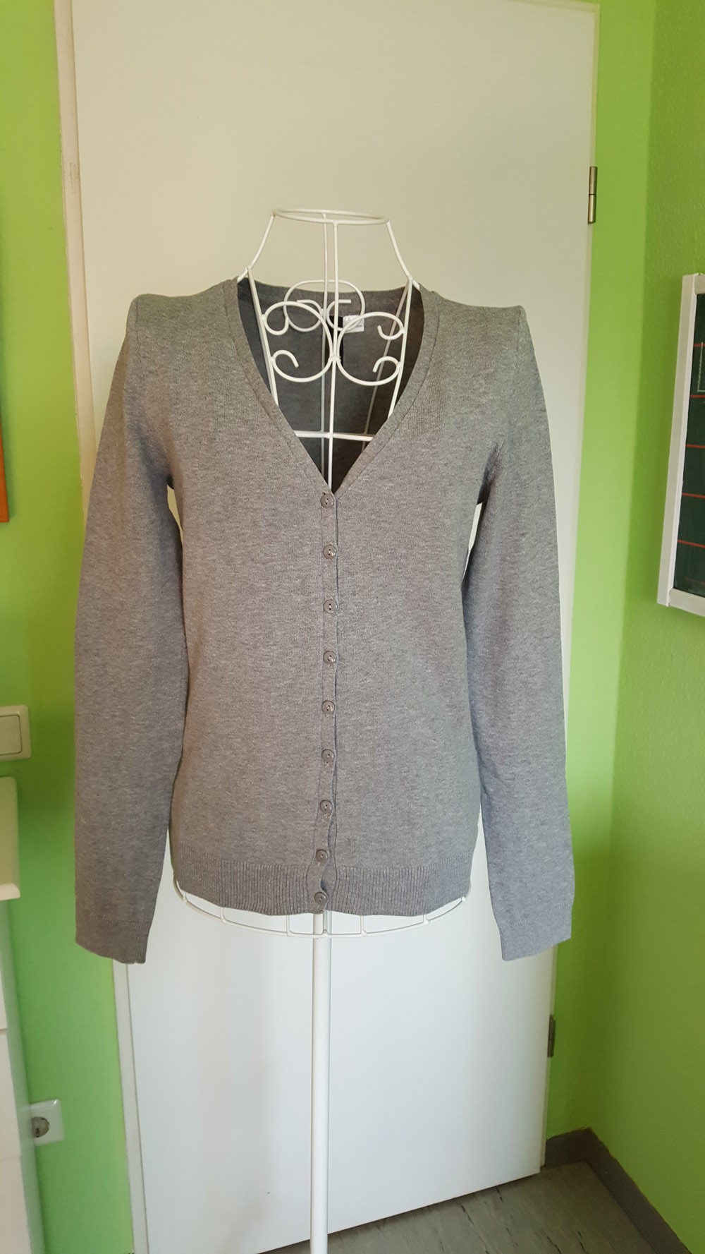 251. Grauer Cardigan von H&M, Gr. 36