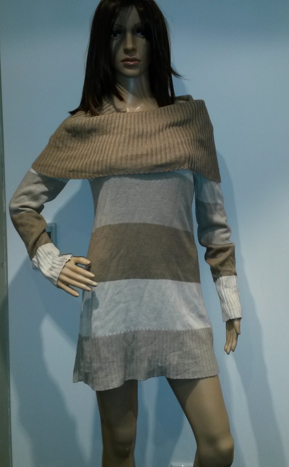 Schönes Pulloverkleid in Beigetönen