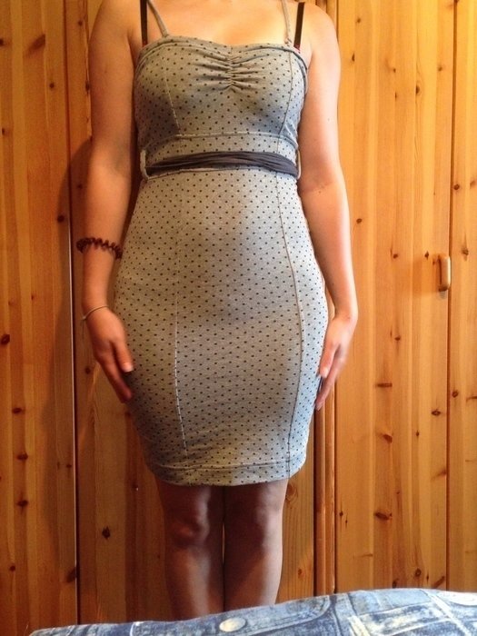 Enges graues Punkte Kleid