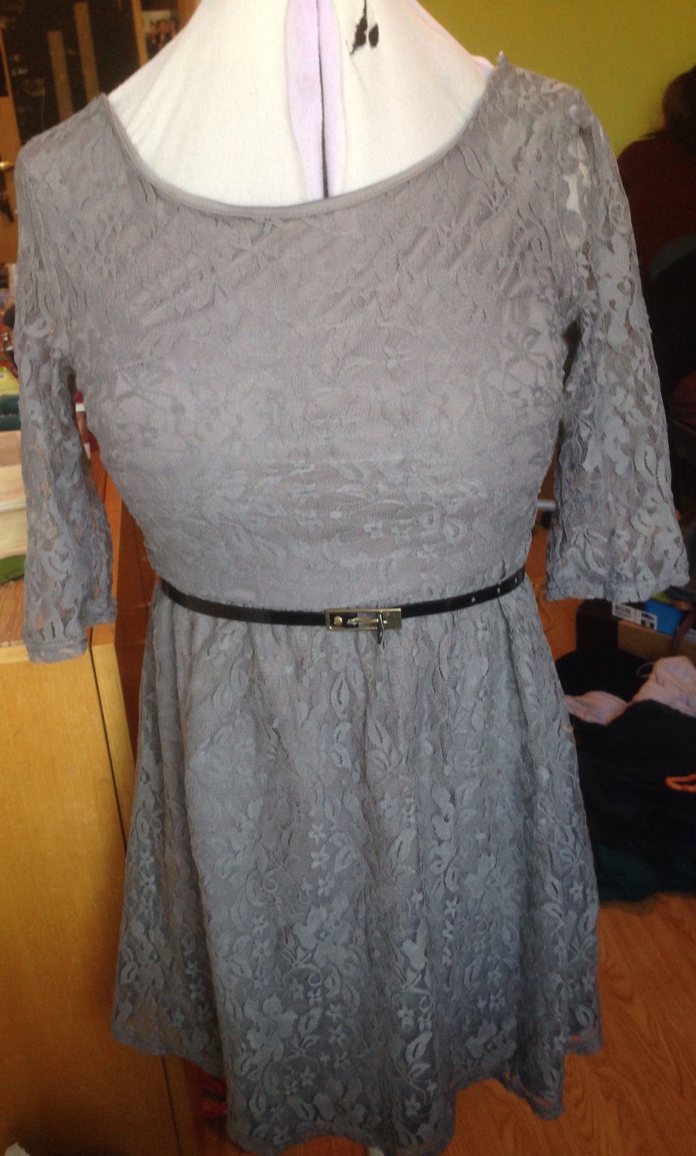 graues Kleid, Spitze, talliert 