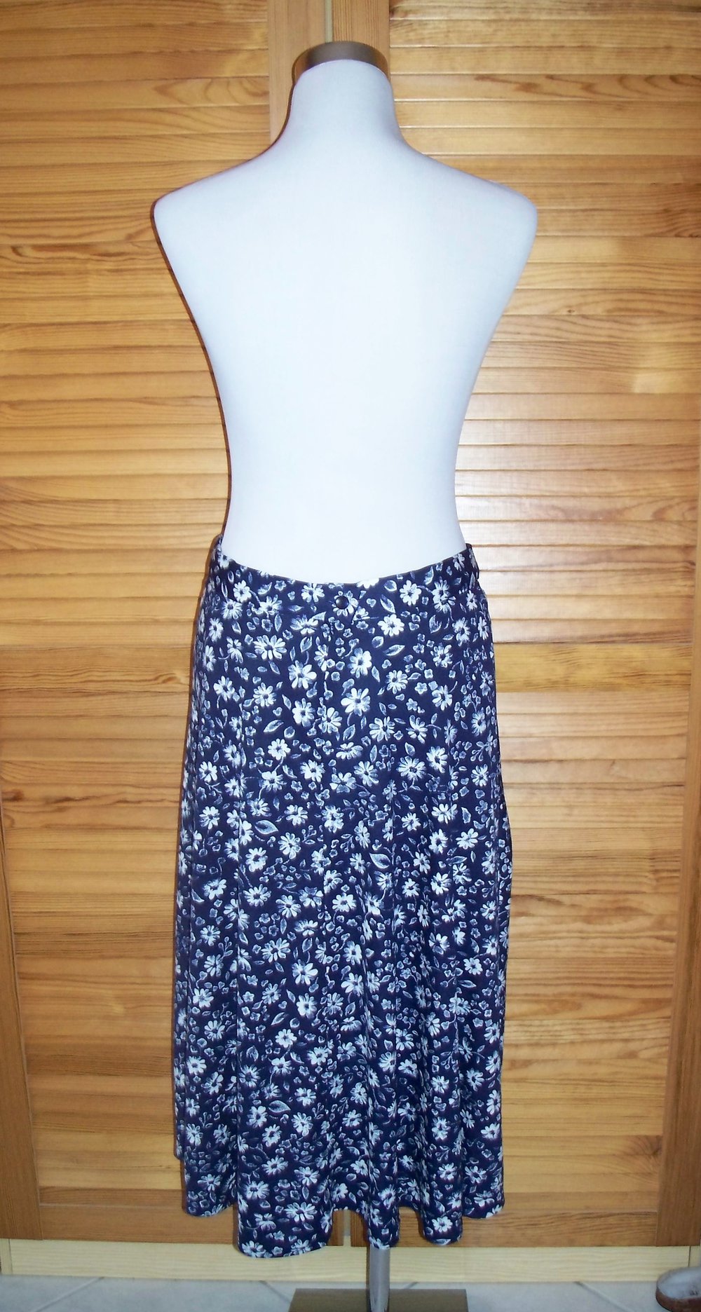 VINTAGE// Dunkelblau-weiß gemusterter Midirock mit Blumen high-waist Gr. 40/ 42