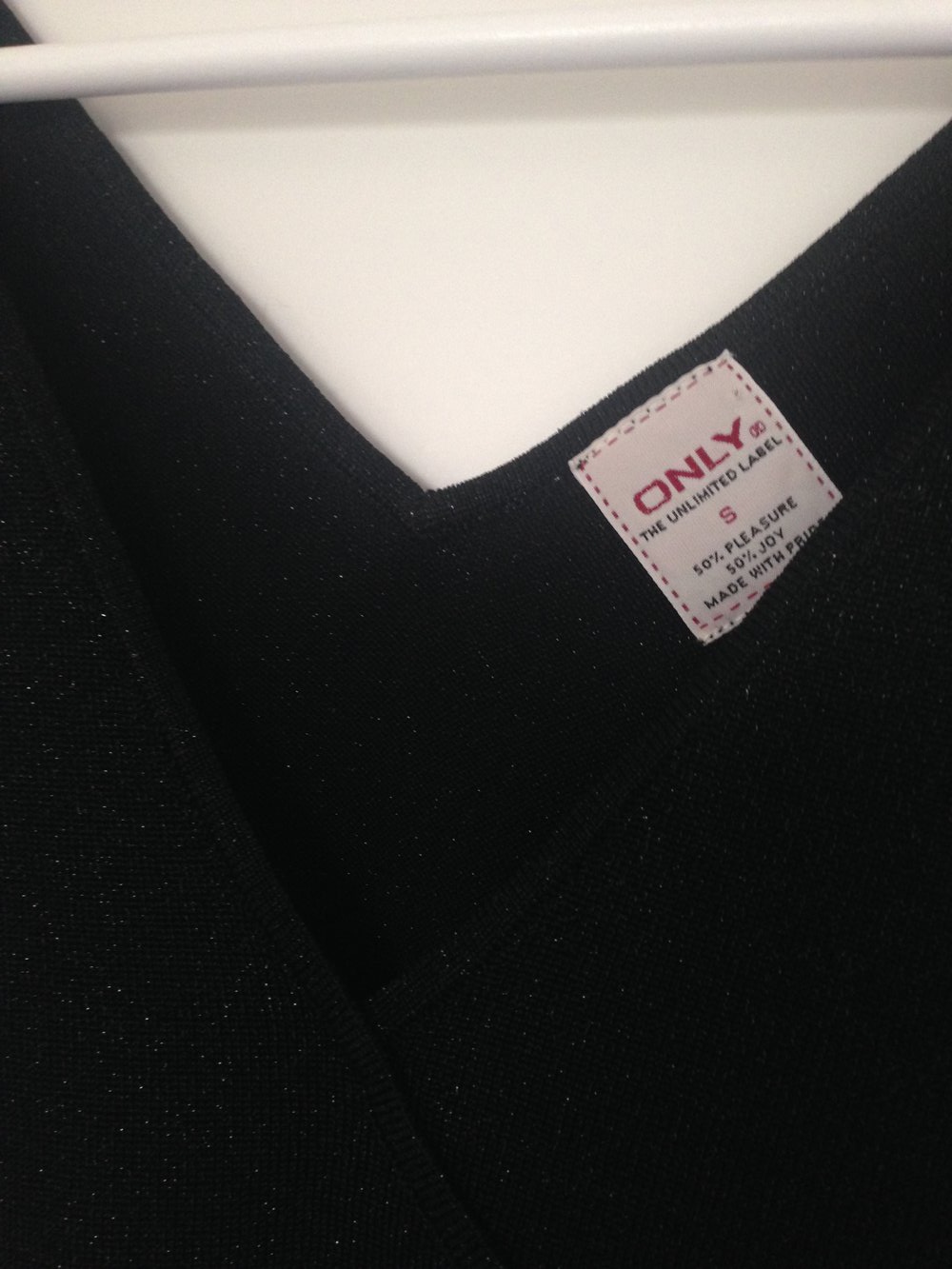 schwarzes Top aus glitzerstoff mit Wickelband