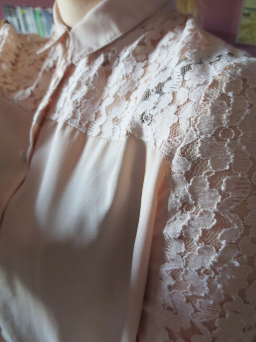 Rosa Bluse mit Spitze