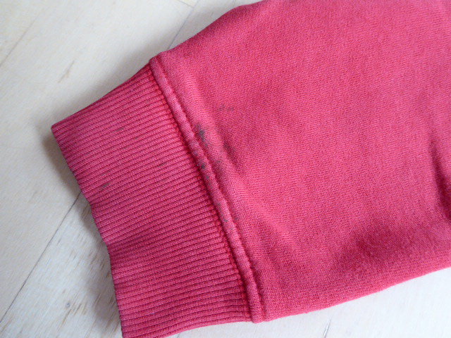 Roter Hoodie mit Applikation