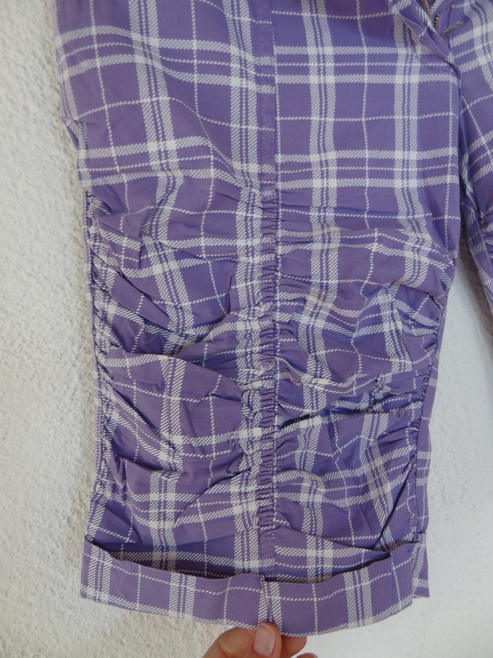 Lila/ weiße Caprihose mit Raffung