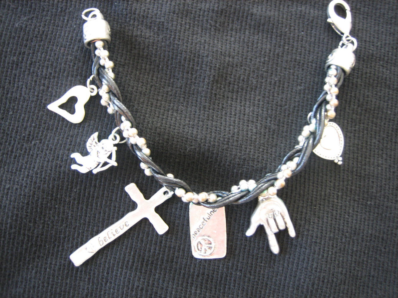 Trendiges Leder-Armband, verziert mit silberfarb. Perlen +  6 Glücks-Anhängern