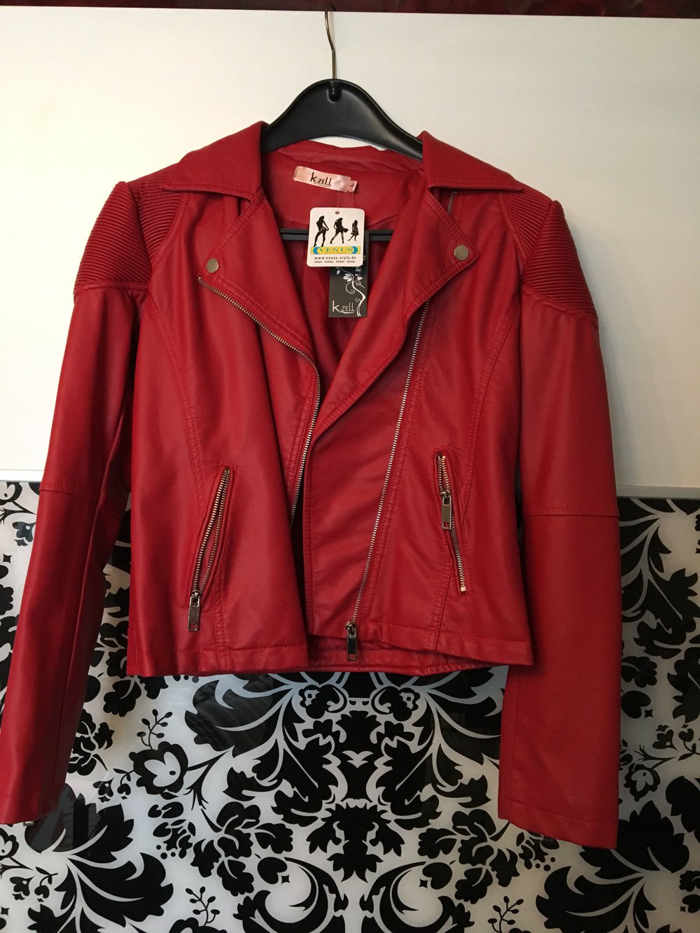 Neue rote Kunstlederjacke