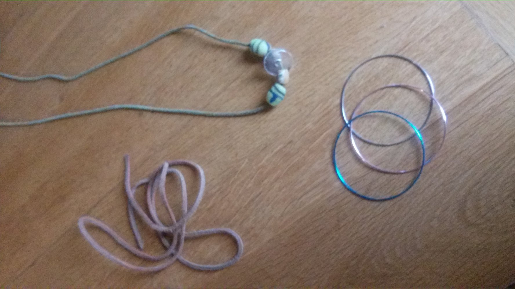 Kette, Lederband und Armreife