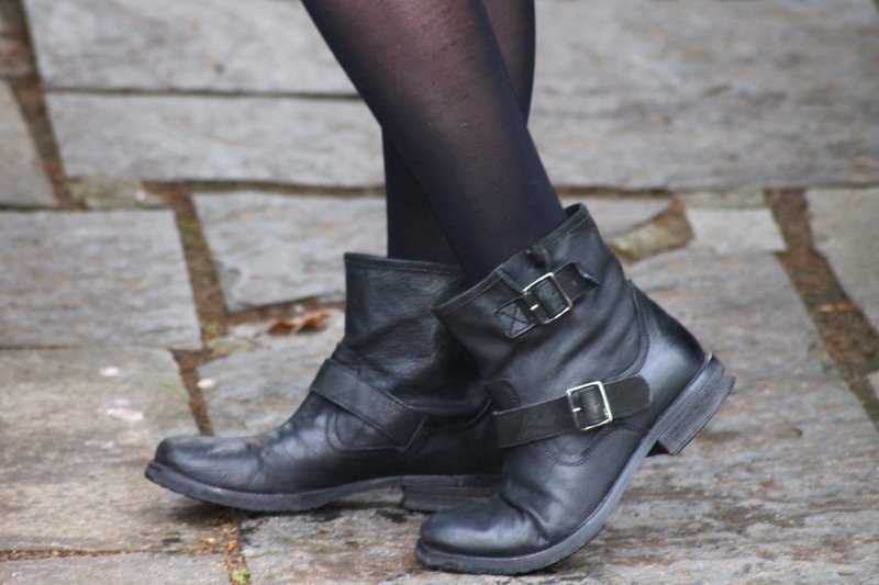 *** Super schlichte Ankleboots mit Schnallen ***