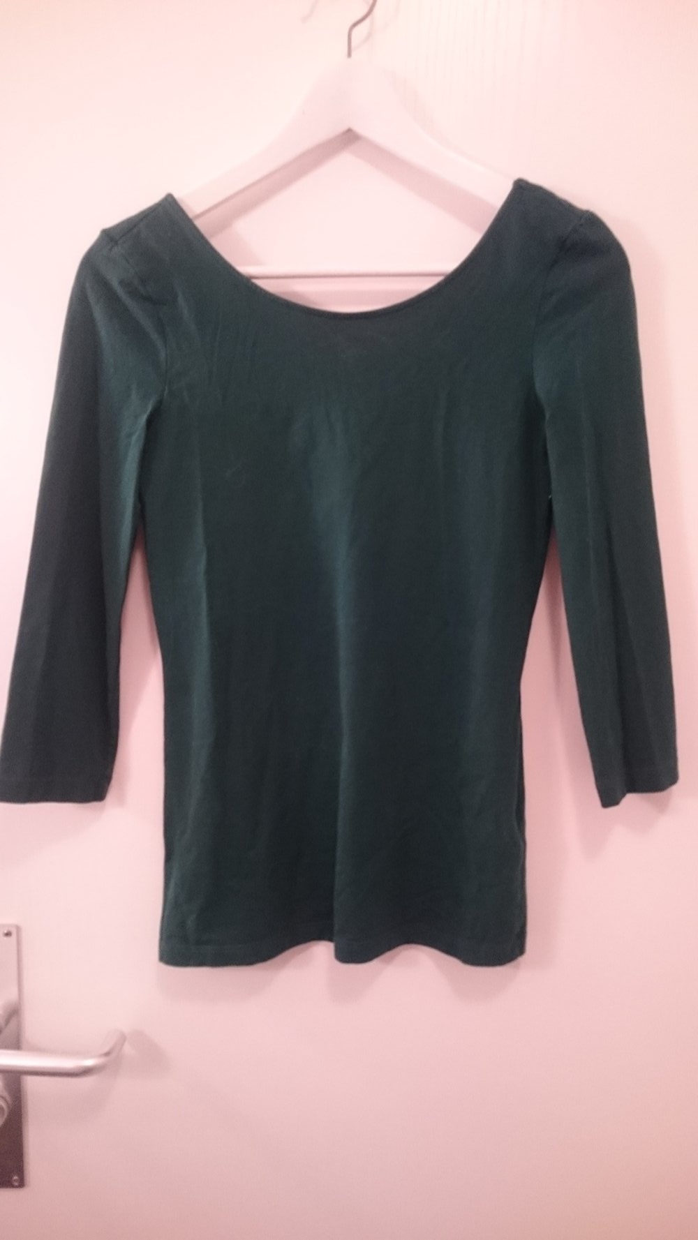 Grüner Sweater mit leichtem Rückenausschnitt