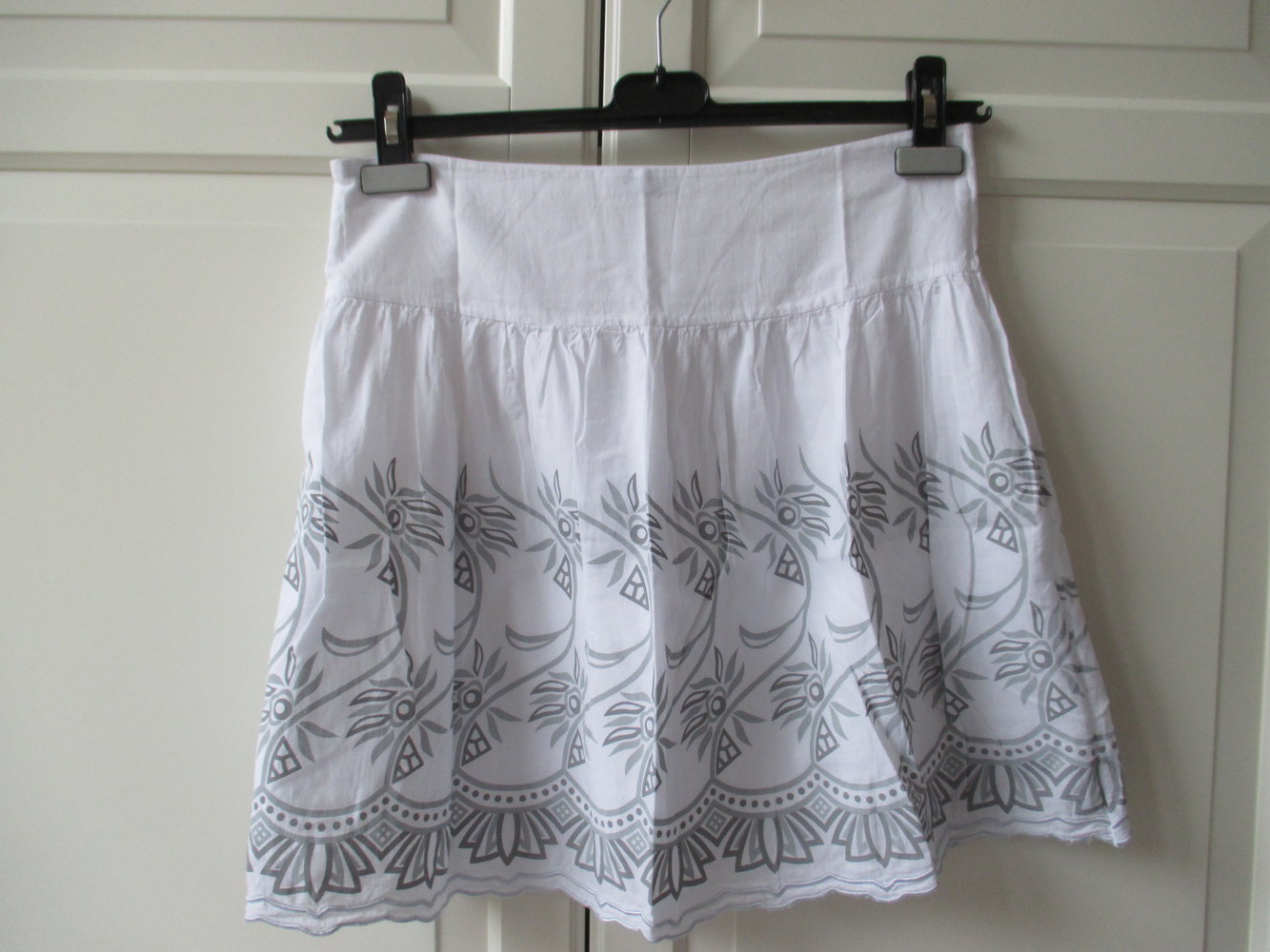 Velvet Kitten, weißer Rock mit grauen Bordüren und Print, hoher Bund, Gr. S, 100 % Baumwolle, gefüttert