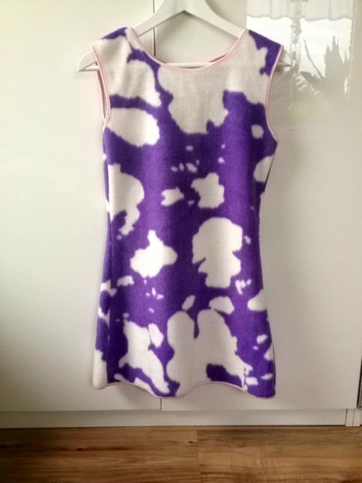 Milka-Kuh Kostüm mit passender Perücke und Boa