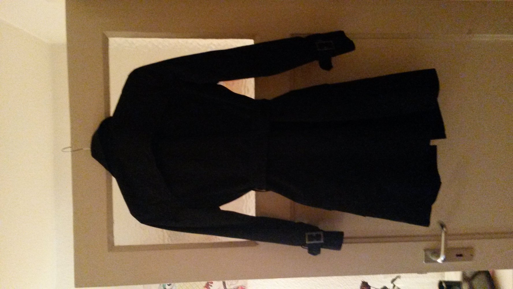 Eleganter Schwarzer Mantel mit Schnalen