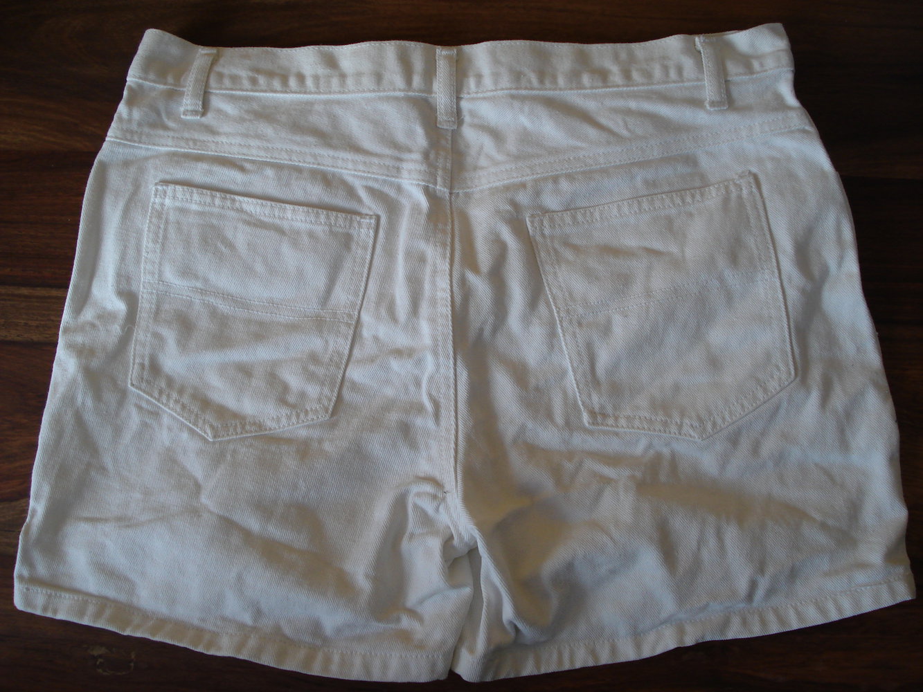 weiße kurze Jeans-Shorts