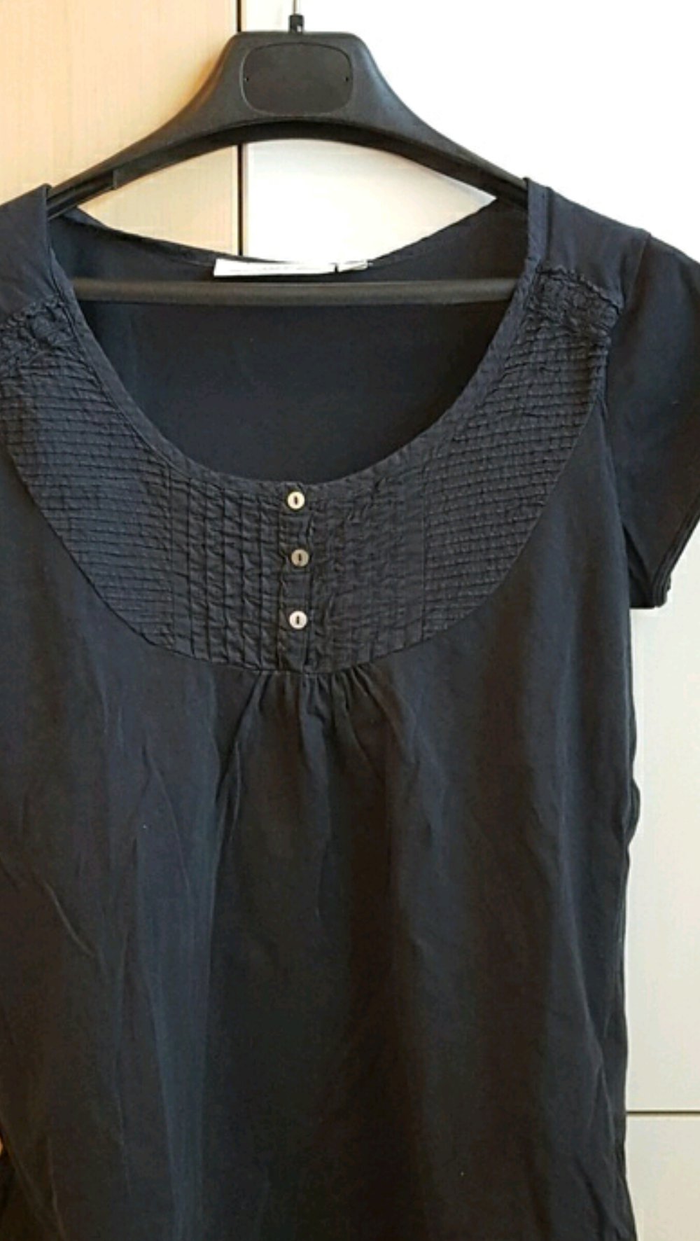 Dunkelblaues T-Shirt  mit Stickerei