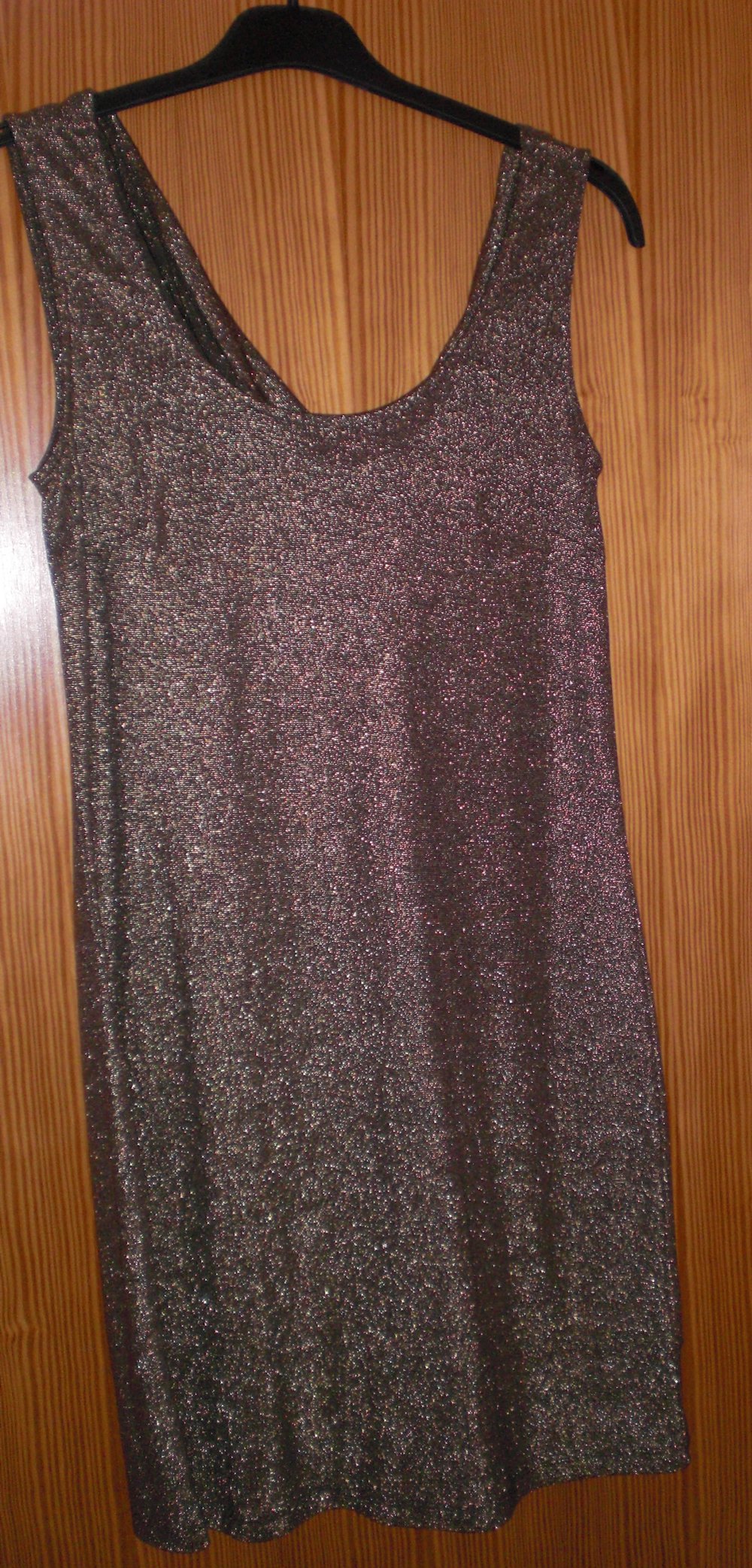 goldenes Kleid mit Wasserfall-Rücken