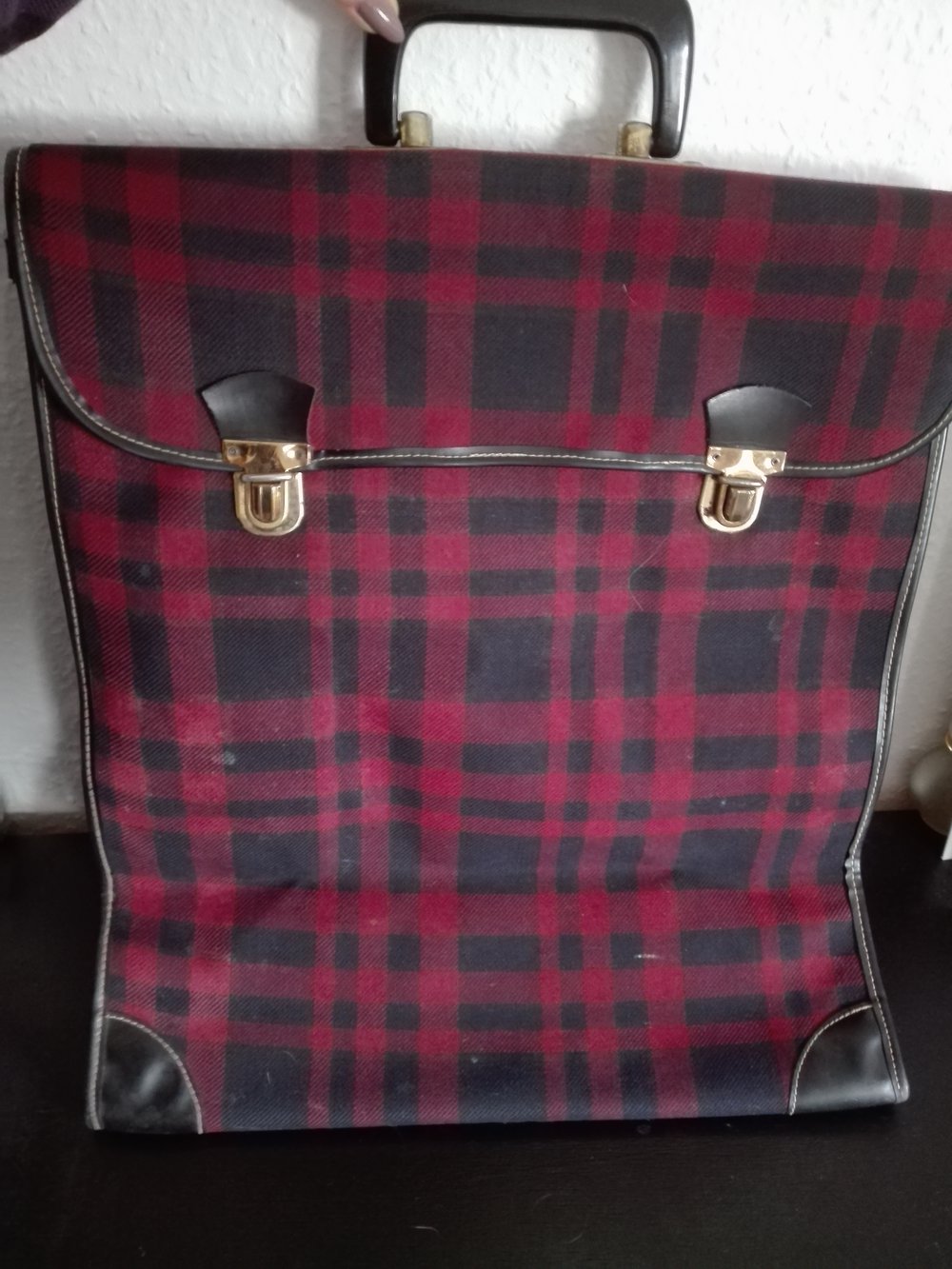 Große Rot-Schwarz karierte Aktentasche
