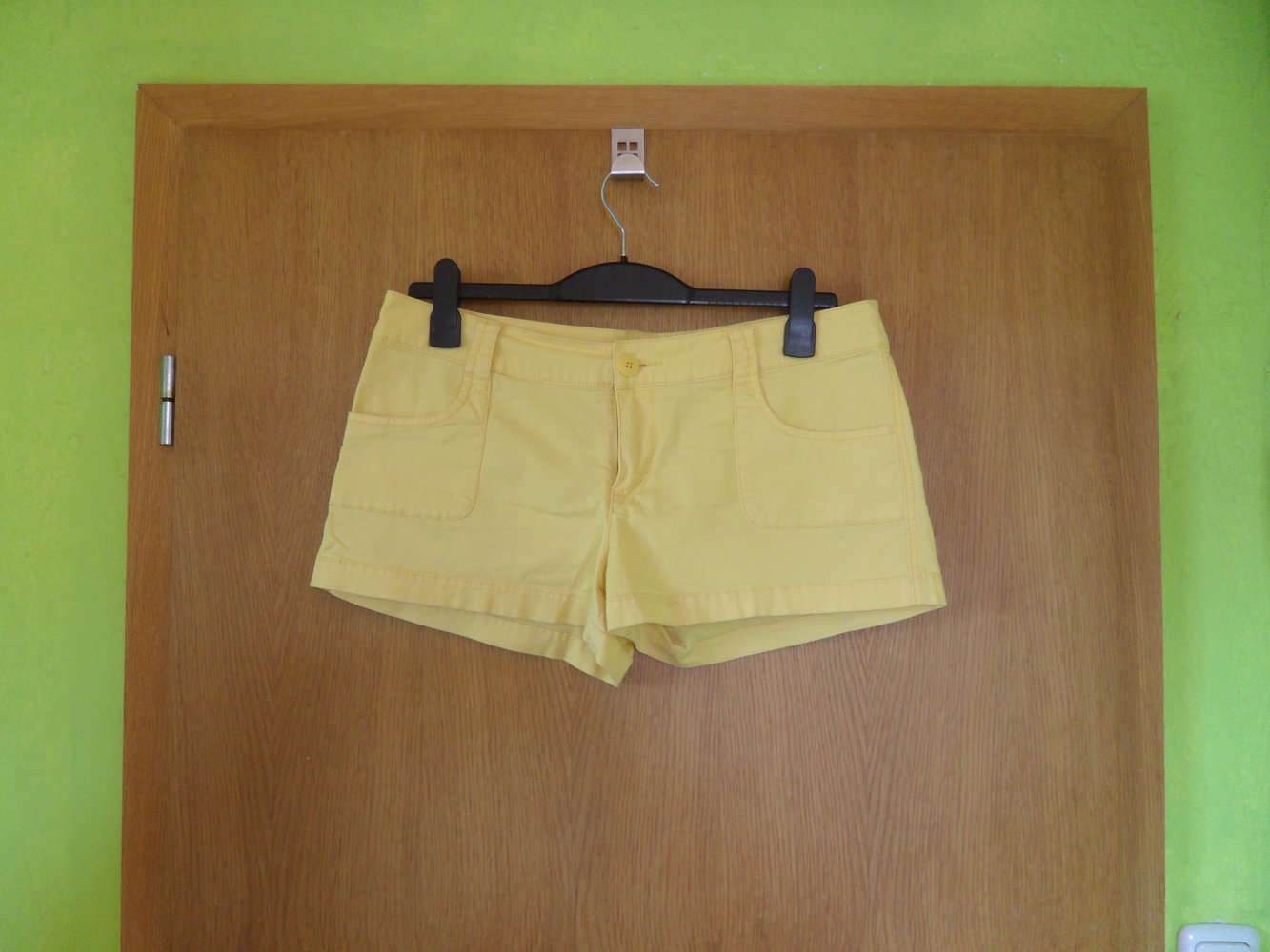 Kurze Shorts, knalliges gelb