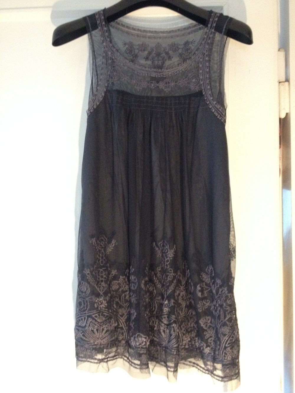 Verspieltes, schickes Kleid mit Spitze (Schwarz, Grau, Silber)