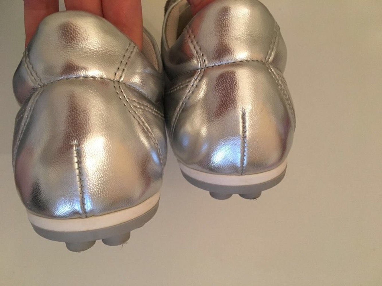 Silber Sneaker mit Klettverschluss und Noppensohle