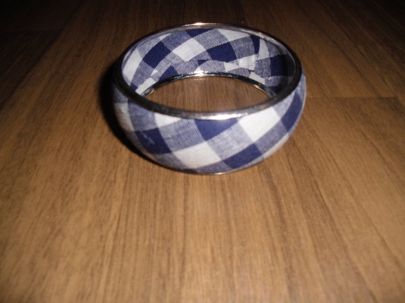 Blau karierter Armreif