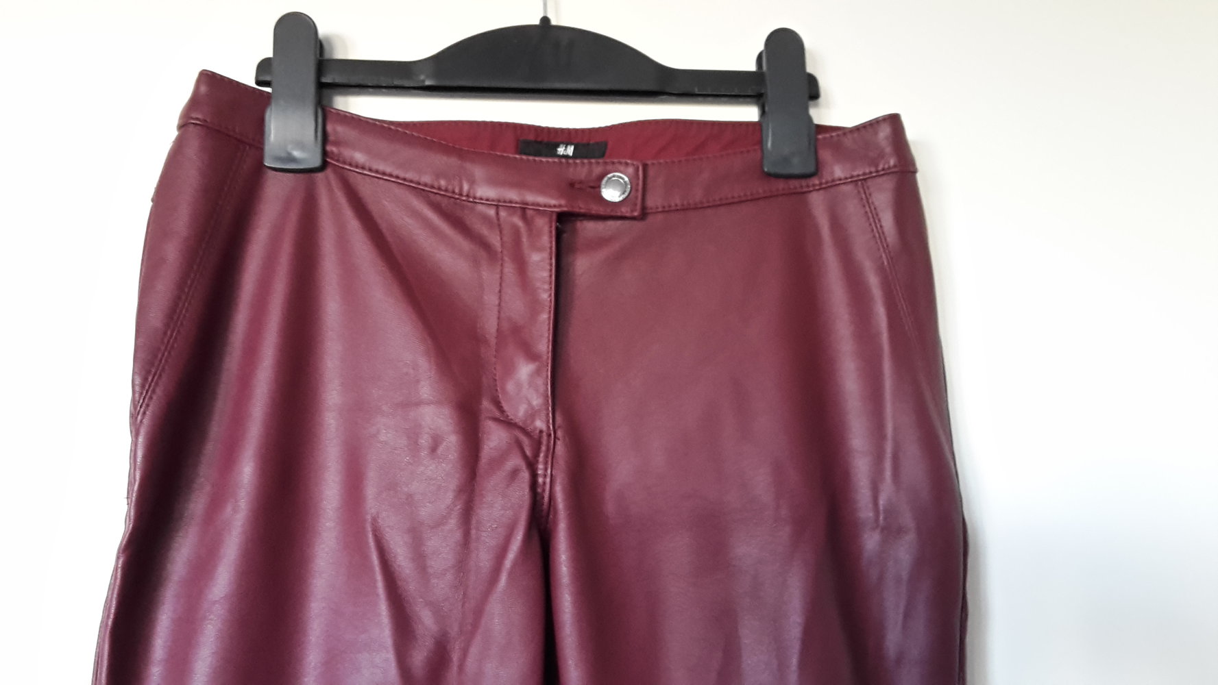 Neue, schöne, rote Lederhose