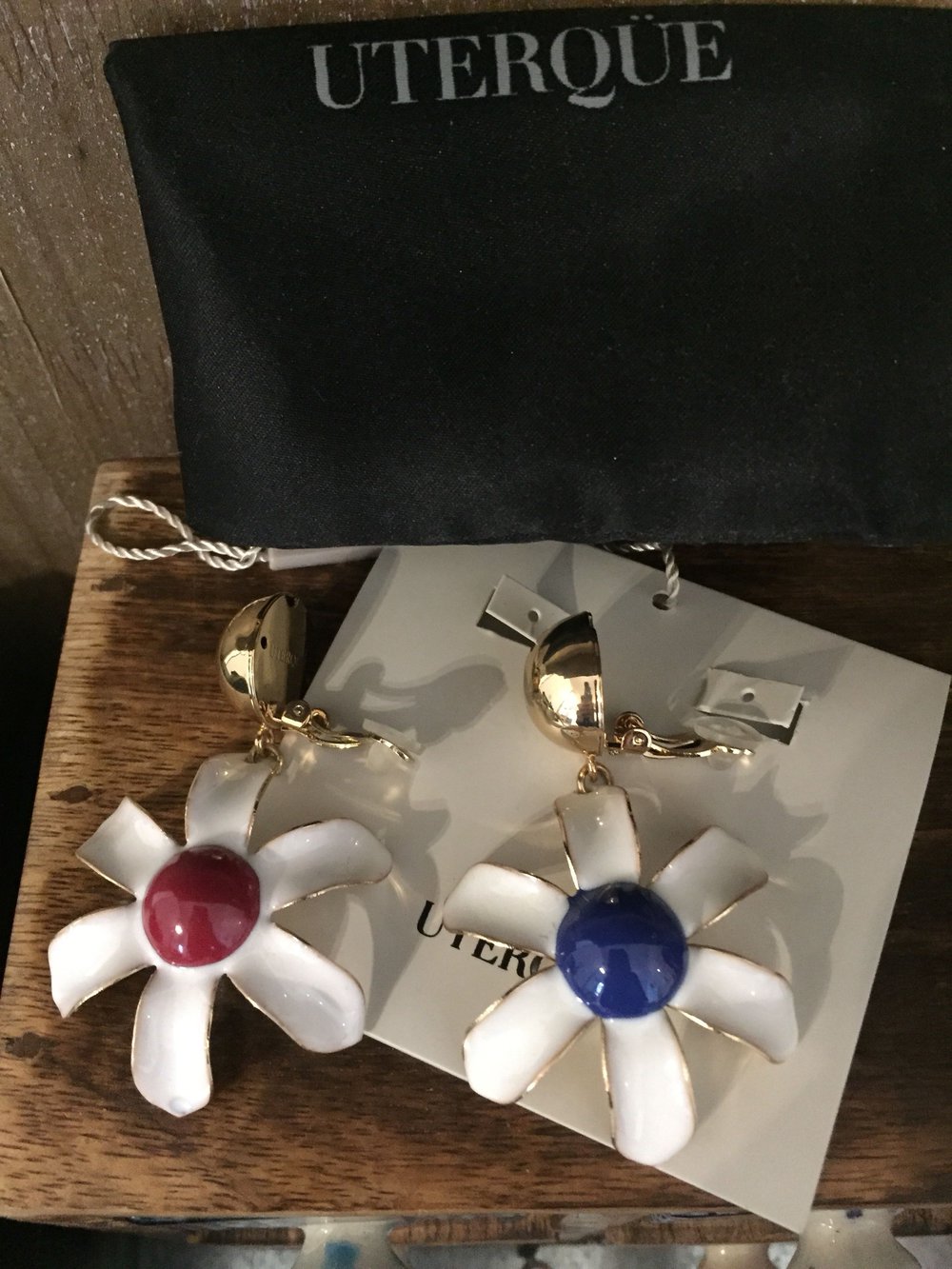 Ohrringe mit Blumenform von Uterqüe 