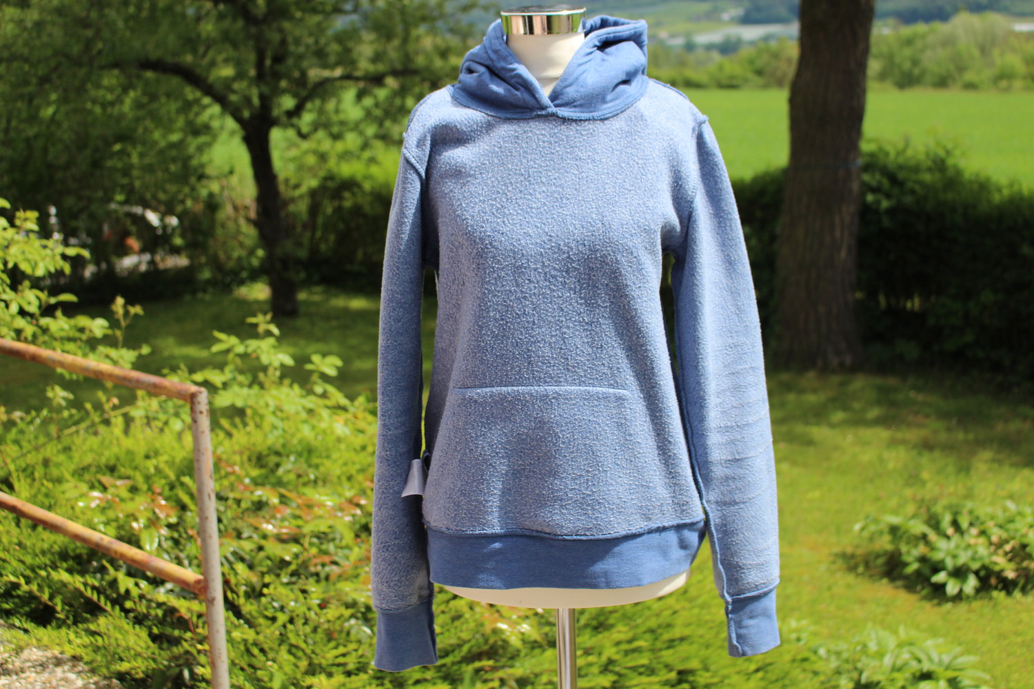 Blauer warmer Kapuzenpulli