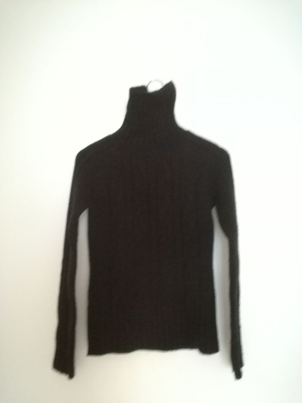 schöner schwarzer Rollkragenpullover mit Strick Muster