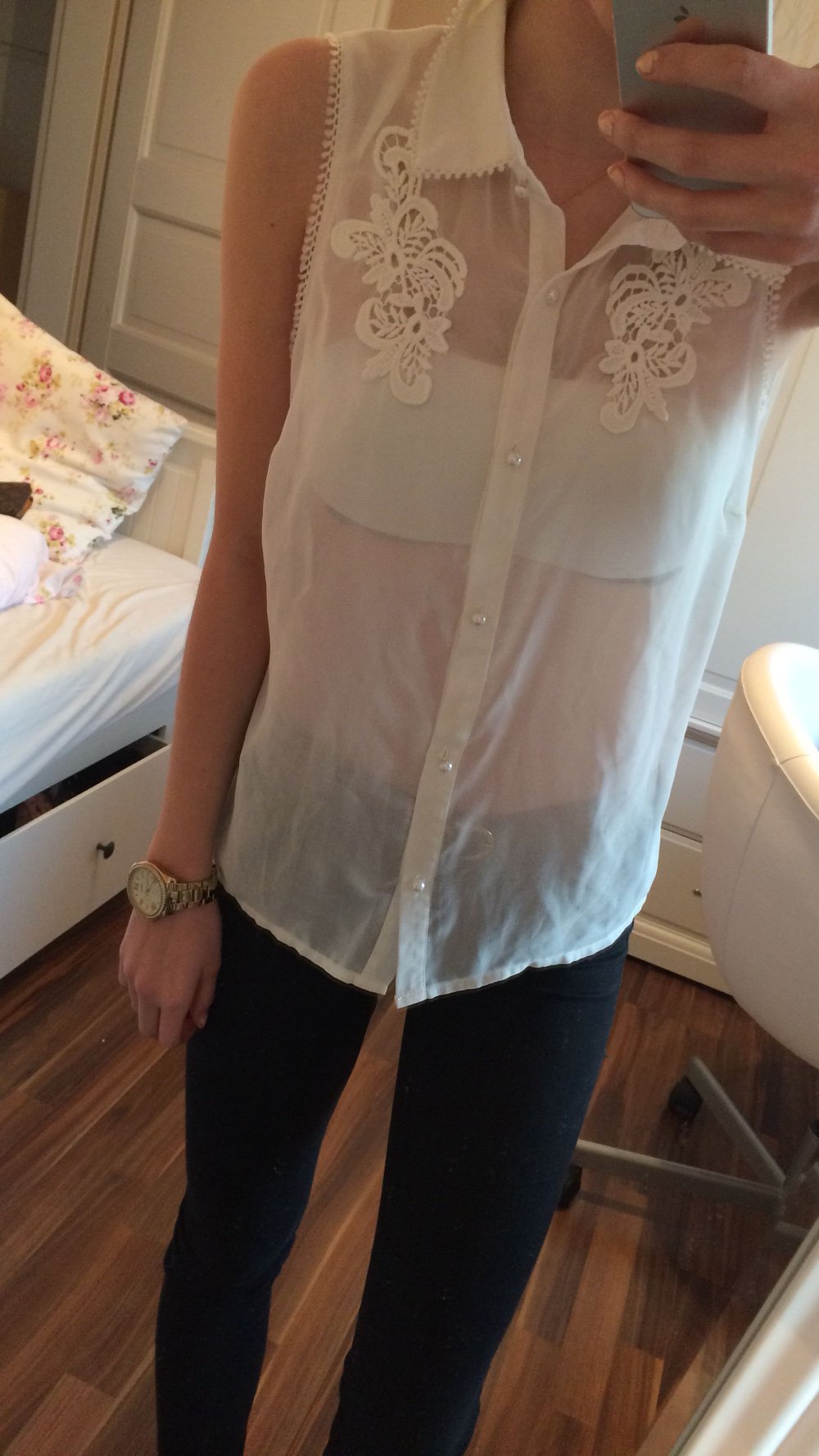 Süße Bluse mit Perlenknöpfen