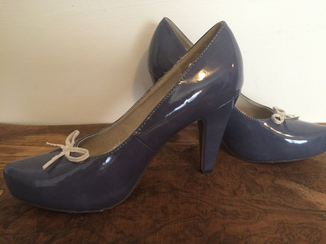 blaue Pumps Lack blaugrau mit Schleife
