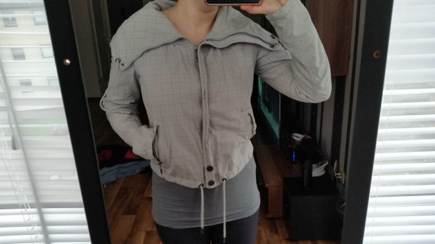 Graue Jacke mit breitem Kragen