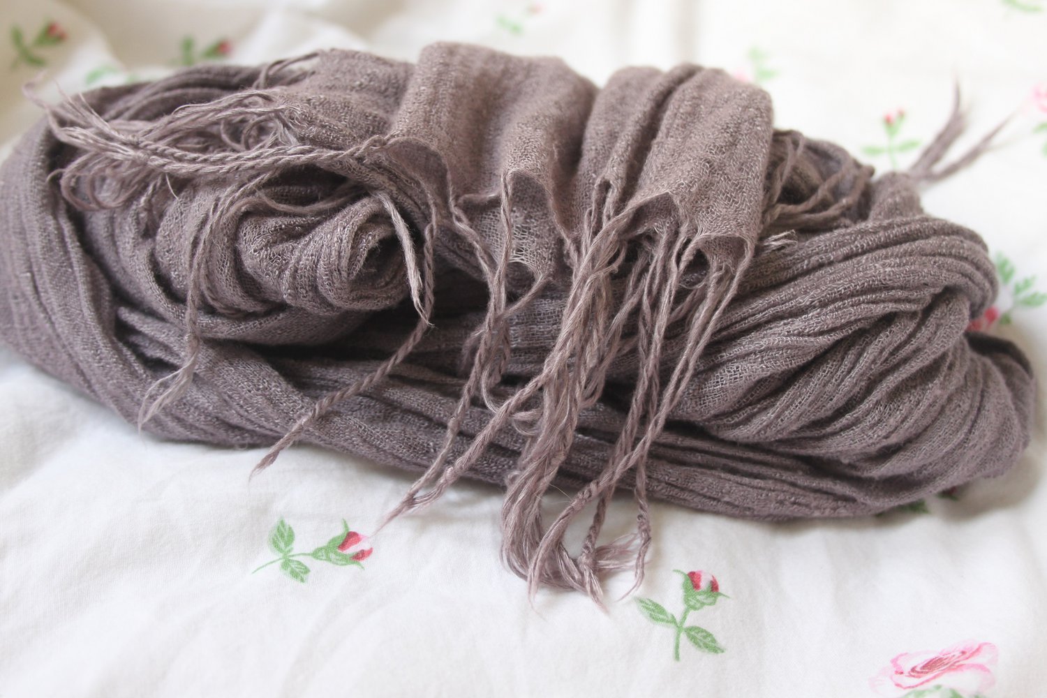 Anthrazitfarbenes Tuch mit Fransen