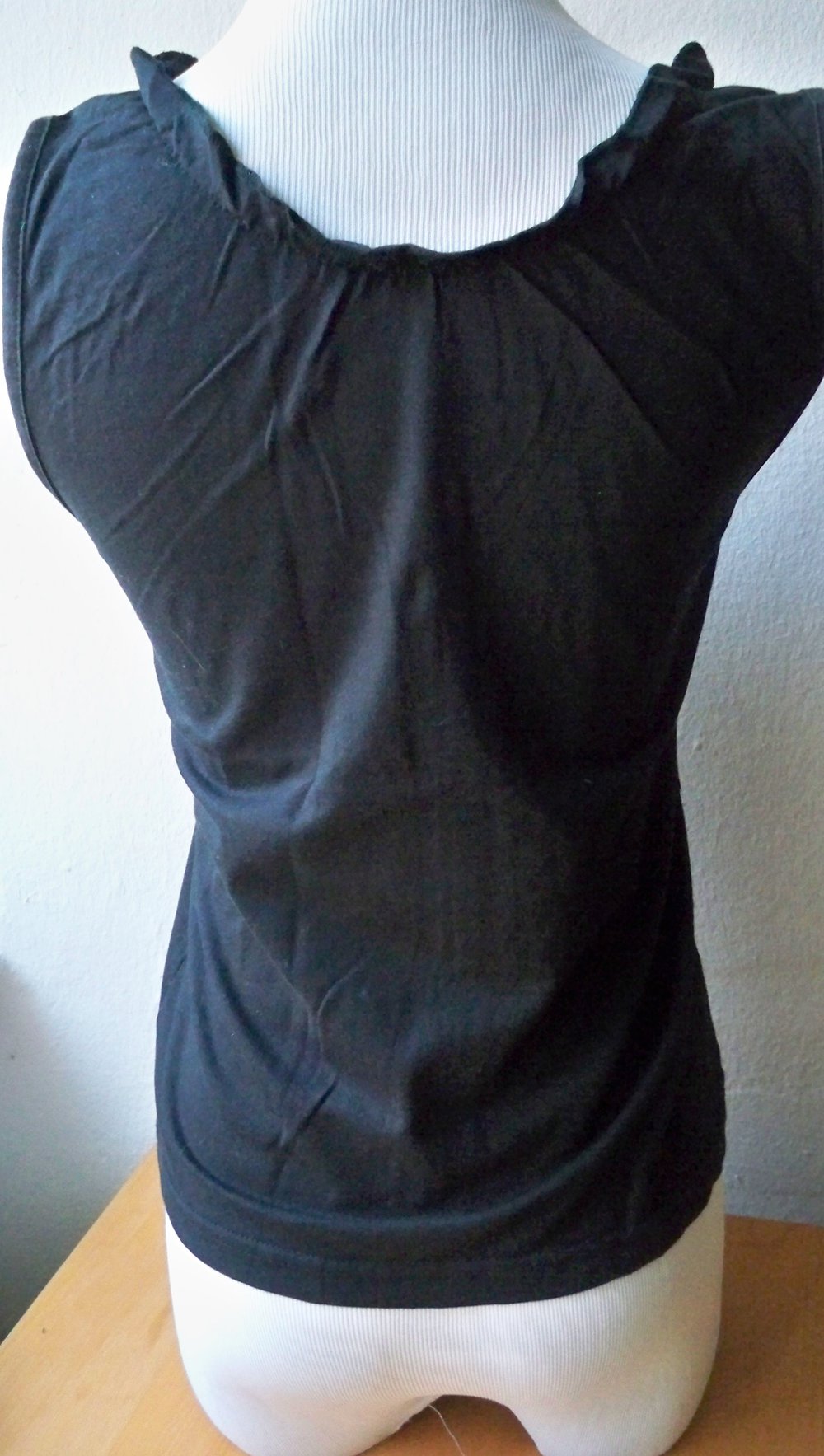 Chices schwarzes Shirt mit Rüschen !